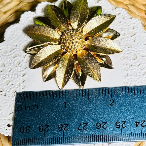 Vintage Sarah Coventry Brushed Gold Tone Satin Petals Pin/Brooch - Picture 9 of 10
